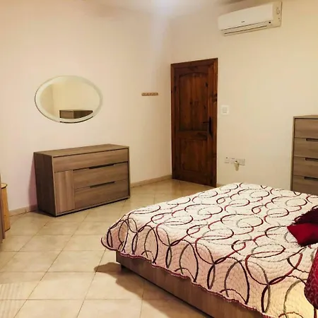 3 Bedroom 2 Near St Julian's & Valletta Appartement
