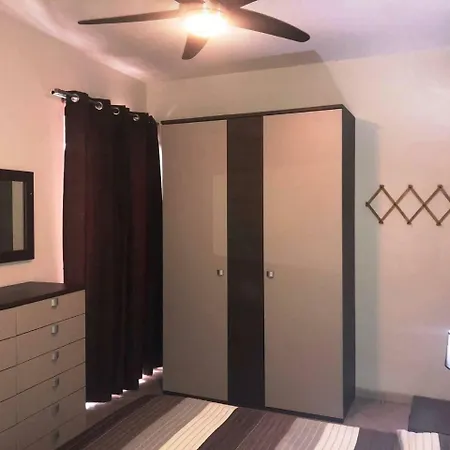 3 Bedroom 2 Near St Julian's & Valletta Апартаменты *