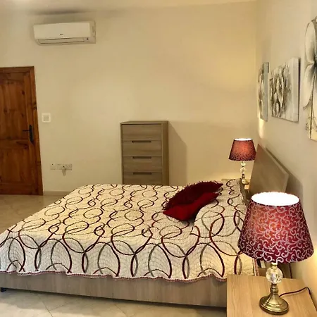 3 Bedroom 2 Near St Julian's & Valletta Апартаменты Слима